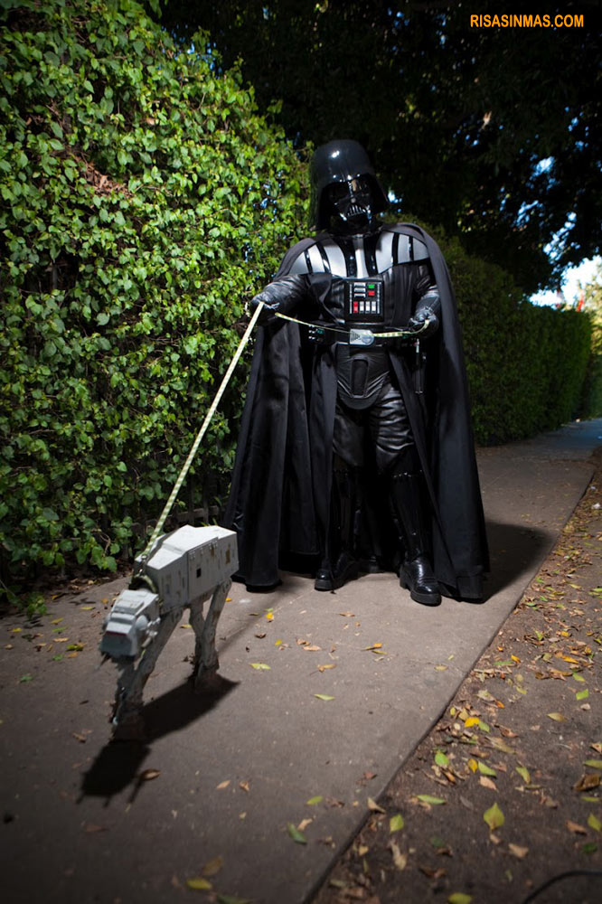 Darth Vader paseando a su "perrito"