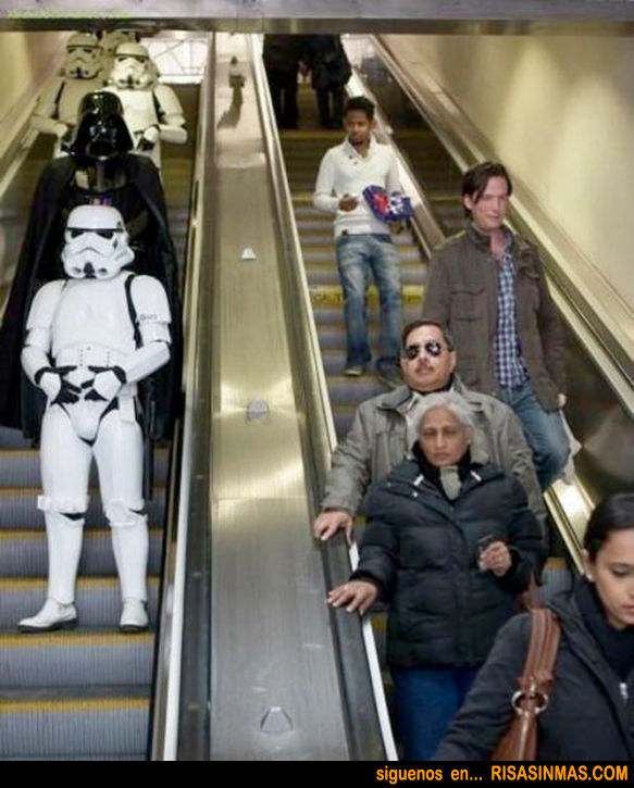 Darth Vader y sus tropas en el metro