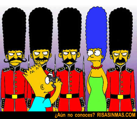 Marge Simpson camuflada entre la Guardia Real Inglesa