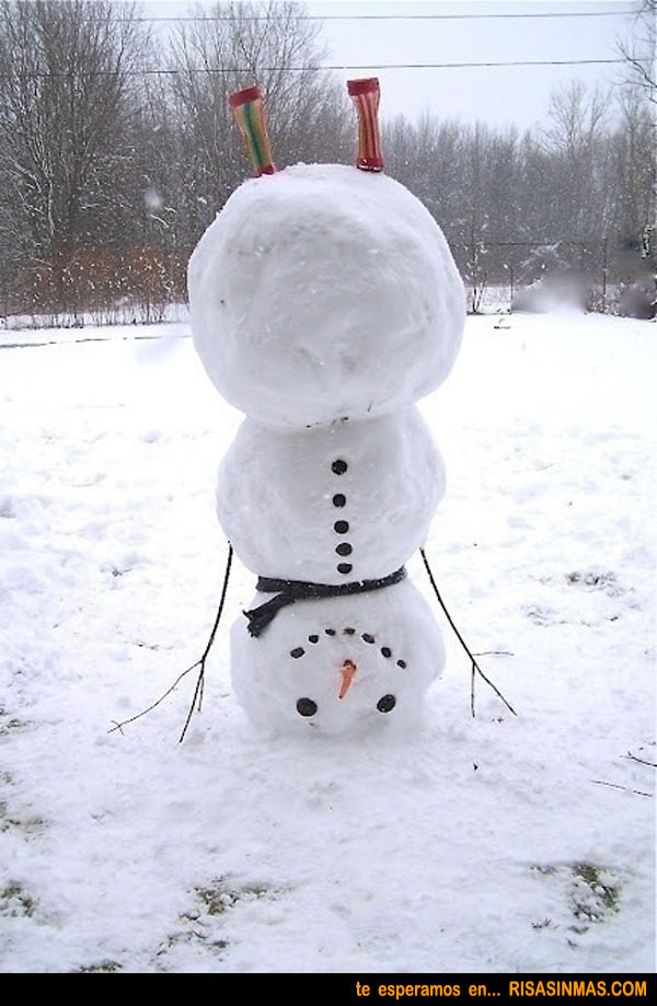Muñeco de nieve feliz por la llegada de la Navidad