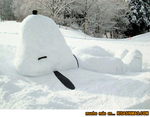 Snoopy gigante de nieve