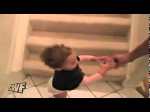 Bebé bajando las escaleras