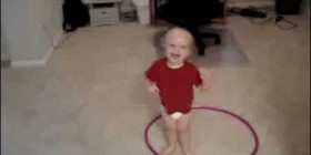 Bebé intentando mover el hula hoop