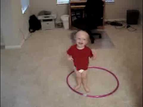 Bebé intentando mover el hula hoop