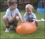 Bebé jugando con un globo de agua