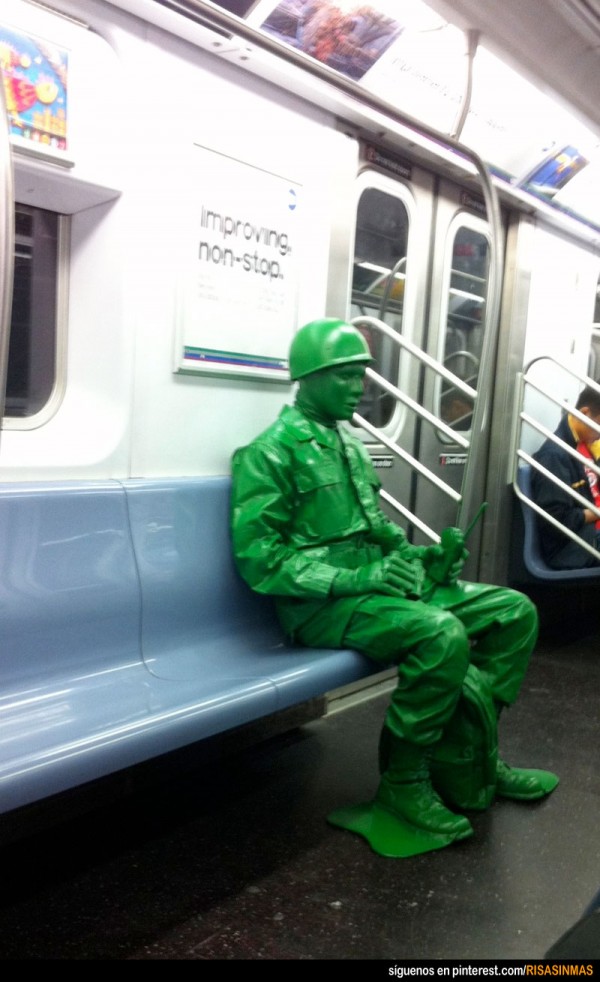 Disfraz de soldado de juguete en el metro