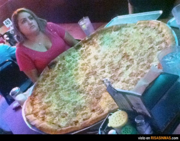 ¡Había pedido la pizza grande, maldita sea!