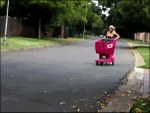 Rubia empujando un carrito