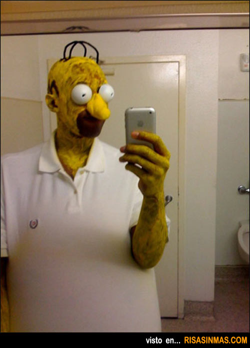 Homer Simpson haciéndose la foto para el Facebook