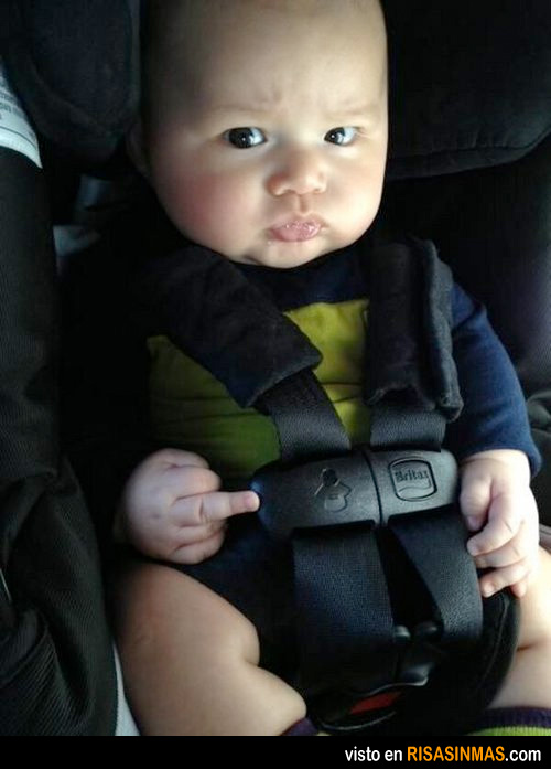 Un bebé con actitud