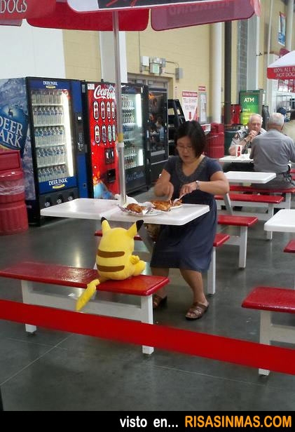Comiendo con Pikachu