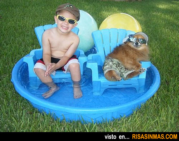 Dos amigos en la piscina