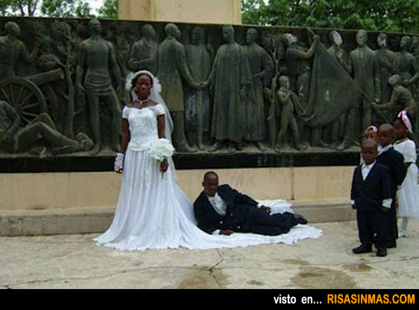 Fotos originales de boda: Tumbado sobre el vestido de la novia.