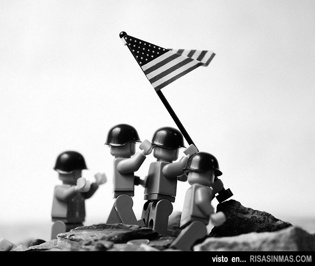 Alzando la bandera en Iwo Jima versión LEGO