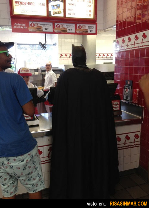 Batman en un restaurante de comida rápida