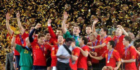 España campeona del Mundo de Fútbol y... ¿Quién sale en la foto?
