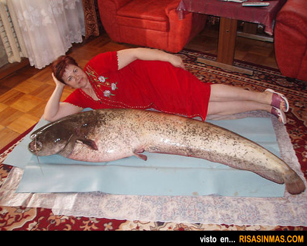 Fotos inexplicables: Mujer posando junto a un pescado