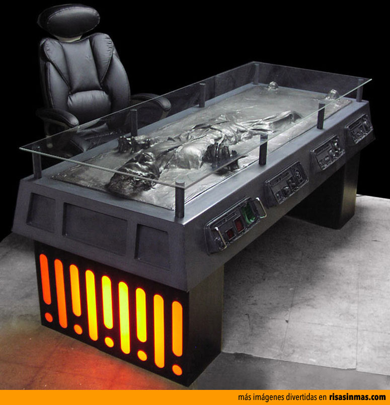 Mesa de escritorio: Han Solo congelado en Carbonita