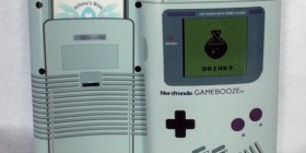 Petaca friki de Game Boy