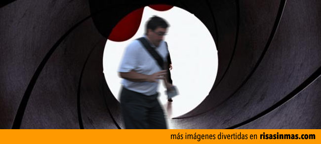 El arruina fotos estropeando la cabecera de James Bond 007