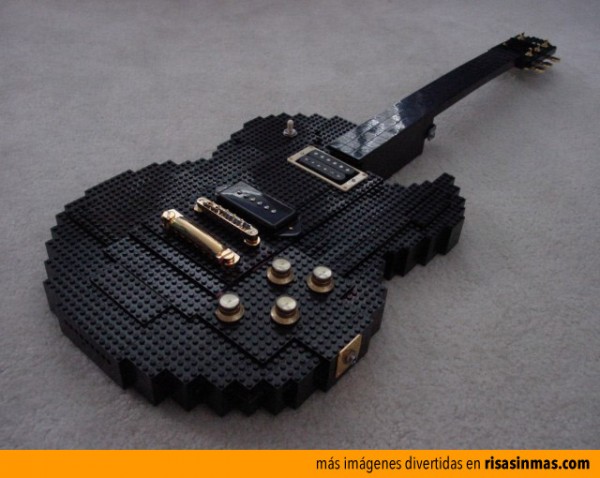 Guitarra hecha con LEGO