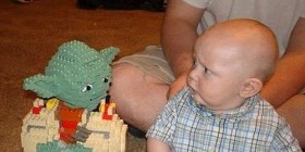 Imagen graciosa de un bebé mirando a Yoda
