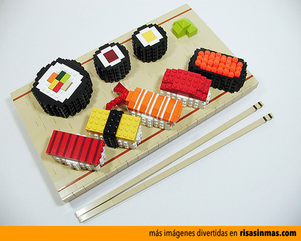 Apetitoso plato de sushi hecho con LEGO