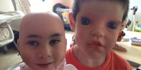 Caras cambiadas: Niño con muñeca
