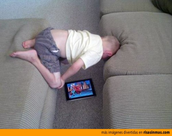 Niños que inventan nuevas posturas para ver el iPad
