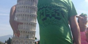 Abrazado a la Torre de Pisa