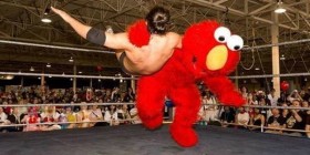 Elmo combatiendo