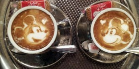 Mickey y Minnie Mouse hechos con café