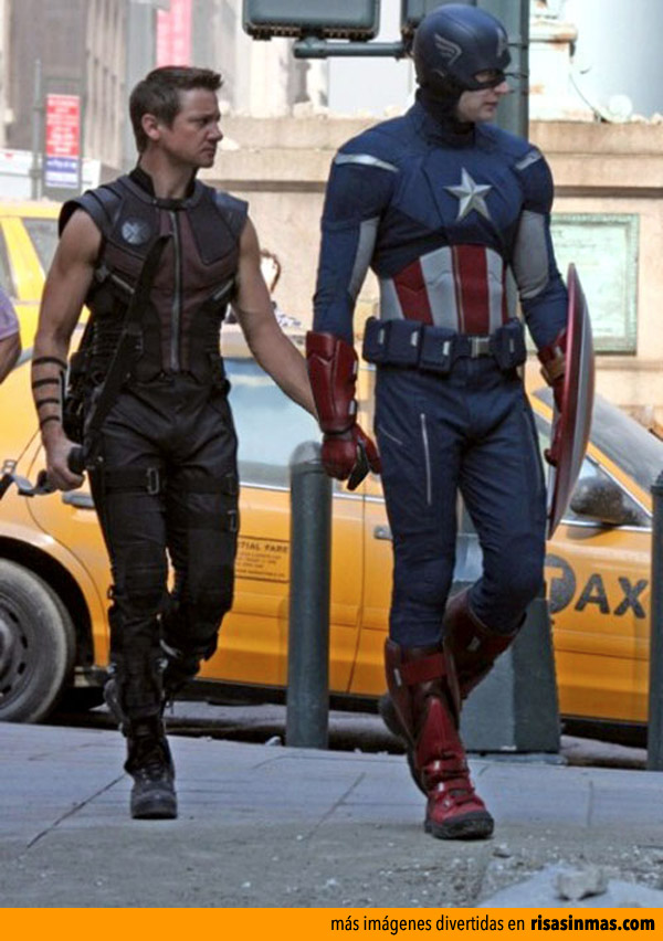 Ojo de Halcón y Capitán América son pareja