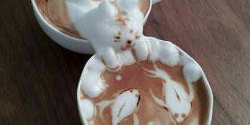 Arte del café con leche gatito y peces