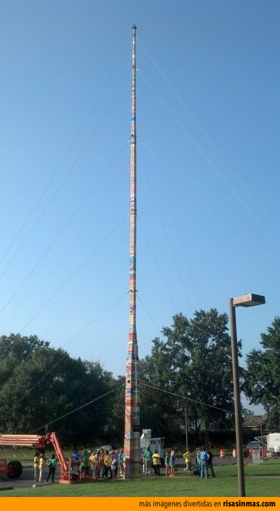 La torre más alta hecha con LEGO