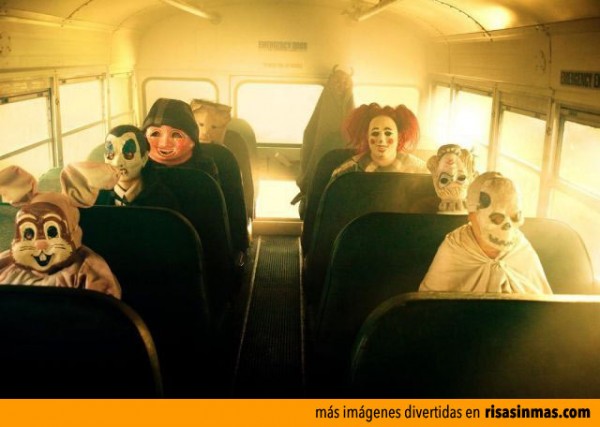 Autobús camino de fiesta de Halloween