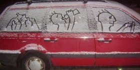 Divertidos dibujos en un coche nevado