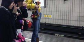 El sheriff Woody en el metro