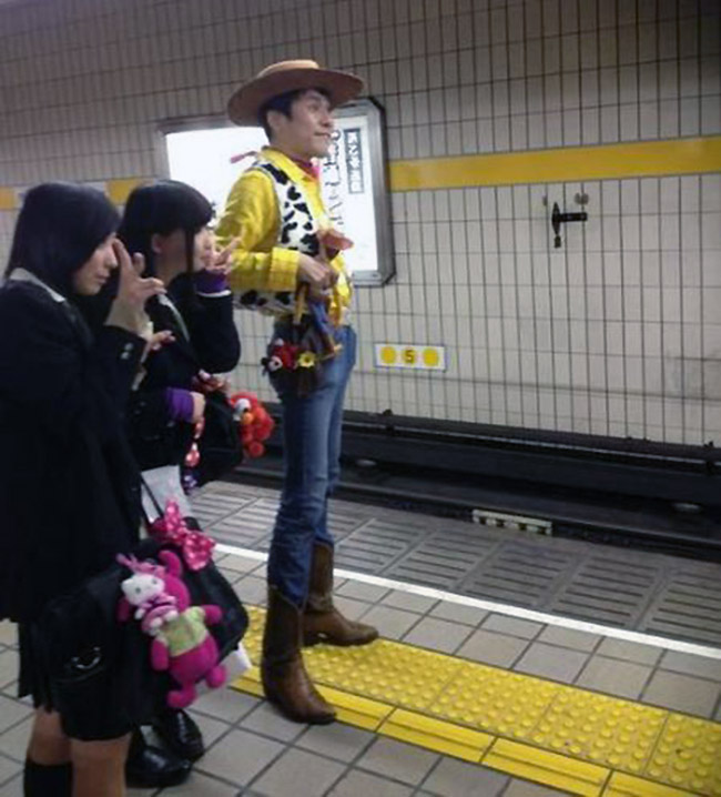 El sheriff Woody en el metro