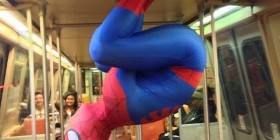 Spiderman entra en acción en el metro