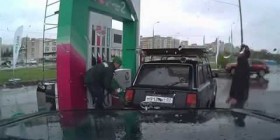 Echando gasolina en Rusia