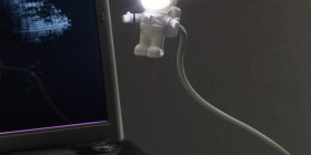 Astronauta con luz USB
