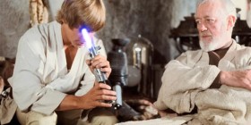 Luke Skywalker jugando con el sable de luz