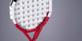 Raqueta de tenis hecha con LEGO
