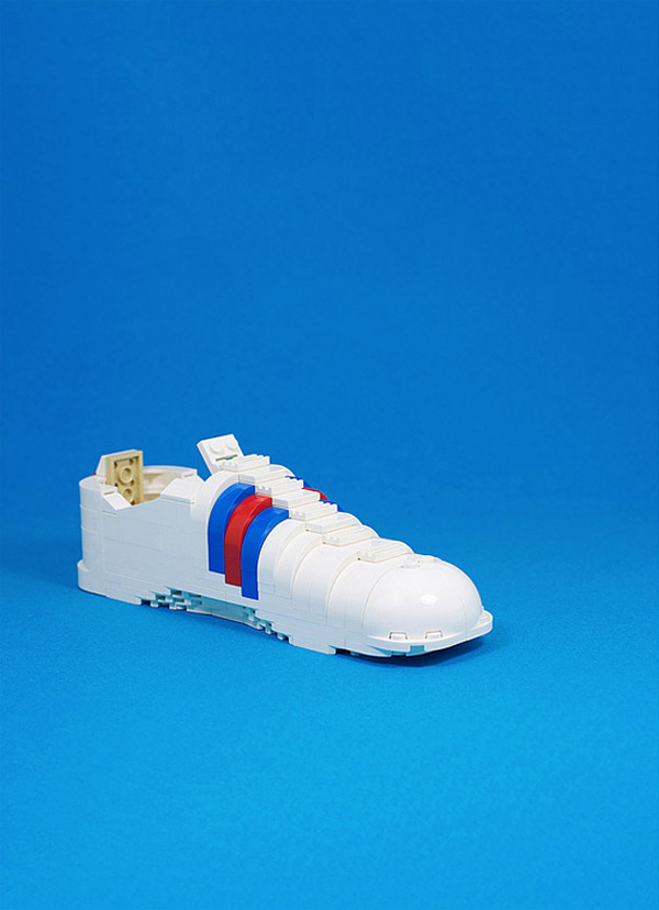 Zapatilla deportiva hecha con LEGO