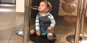 Bebés montados en Roombas