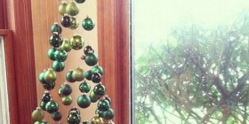 Árbol de navidad con bolas suspendidas