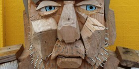 Retrato de madera y clavos