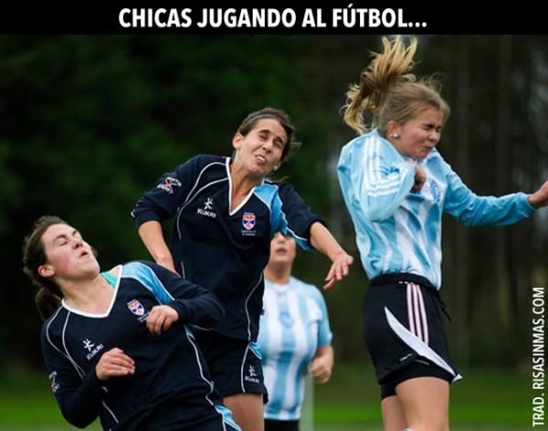 Chicas jugando al fútbol