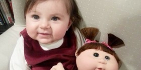 Parecidos razonables: niña y muñeca
